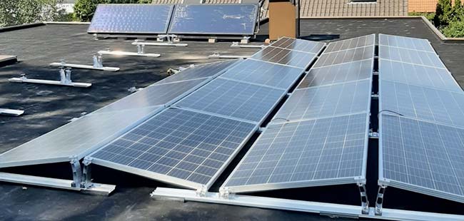 PV-Anlage mit Solarpanels auf Flachdach im Nürnberger Süden montiert