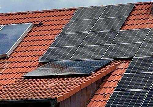 Montage der Solarpanels auf Dach und Gaube bei Veitsbronn