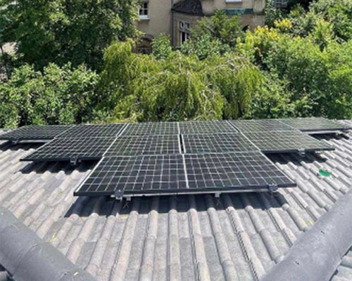 An die Dachform angepasste PV-Anlage in Nürnberg Mühlhof