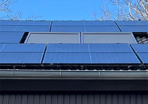 Schwarze Solarpanels um Dachfenster Erlenstegen