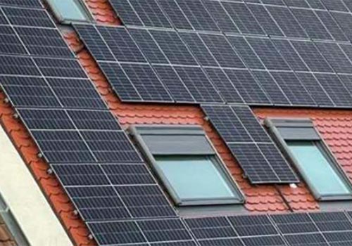 Montage der PV-Anlage um Dachfenster