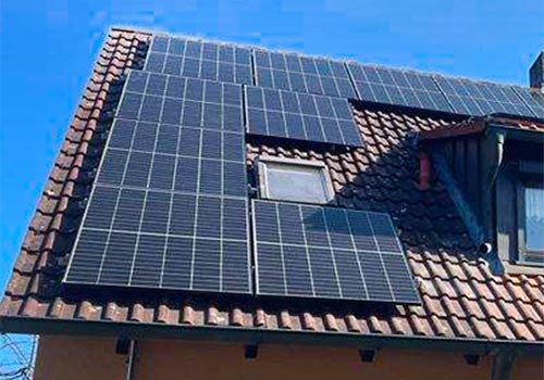 Montage der PV-Anlage um Dachfenster in Haus bei Kornburg