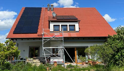 Montage einer Photovoltaikanlage mit schwarzen Panels